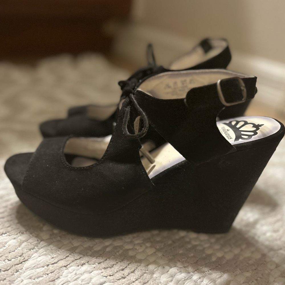 Women’s Size 8.5 Fergalicious Black Strappy Wedges, GREAT Condition